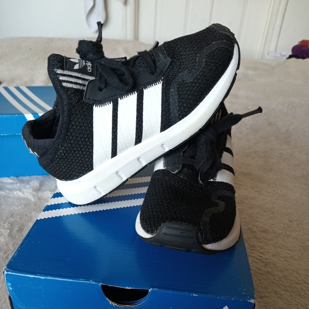 BOY'S ADIDAS SWIFT RUN X I C BLACK/FTWWHT/CBLACK  SHOES SIZE 9K
